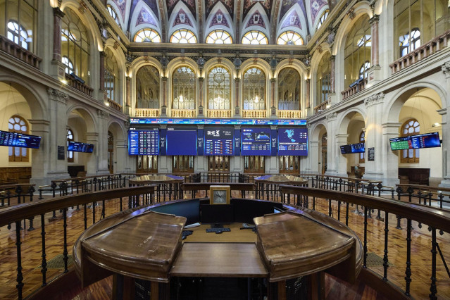 Varios paneles del Ibex 35 en el Palacio de la Bolsa de Madrid (España).