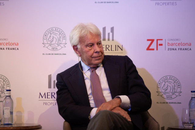 Archivo - El expresidente del Gobierno Felipe González dialoga con el abogado y 'padre' de la Constitución en el nuevo ciclo de conferencias ‘Agendas Cruzadas Madrid-Barcelona’, en el Círculo Ecuestre, a 20 de octubre de 2021, en Barcelona, Cataluña, (Esp