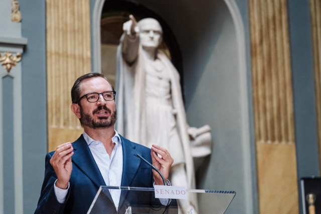El vicepresidente primero de la Mesa del Senado, Javier Maroto, durante una rueda de prensa tras una reunión de la Mesa del Senado, en el Senado, a 29 de agosto de 2023, en Madrid (España). La Mesa del Senado se ha reunido para analizar el préstamo de sen