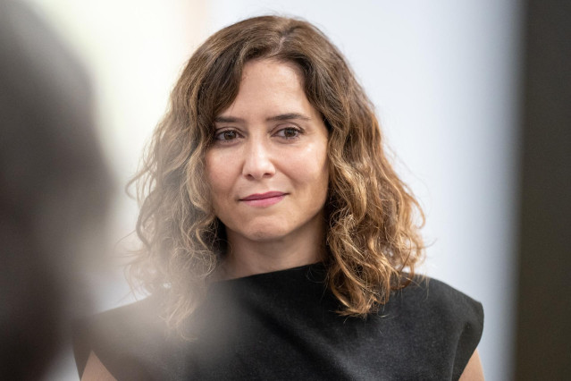 La presidenta de la Comunidad de Madrid, Isabel Díaz Ayuso, durante su visita al Centro de Salud de Sevilla la Nueva, a 5 de septiembre de 2023, en Madrid (España). Este centro de salud comenzó a funcionar en julio de este verano para dar asistencia a más
