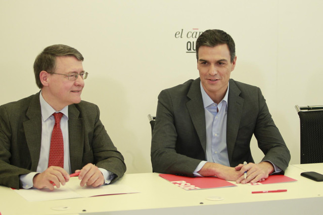 Archivo - El exministro de Administraciones Públicas, Jordi Sevilla y el líder del PSOE, Pedro Sánchez en una imagen de archivo el año 2015.