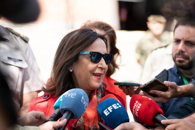 La ministra de Defensa, Margarita Robles ofrece declaraciones a los medios durante su visita al Centro de Formación de Tropa nº 1 (CEFOT-1), en el Campamento de Santa Ana, a 4 de septiembre de 2023, en Cáceres, Extremadura (España). El objetivo de la visi