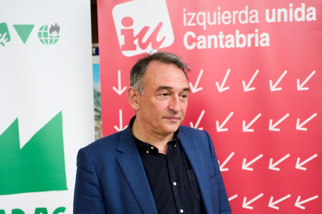 Archivo - El  diputado de IU en el Congreso y secretario general del PCE, Enrique Santiago, atiende a los medios durante unas  jornadas de IU Cantabria sobre Industria y Energía, en el Hotel Torresport, a 23 de abril de 2022, en Santander, Cantabria (Espa