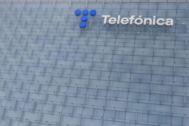 Archivo - Fachada de la sede de la multinacional española Telefónica