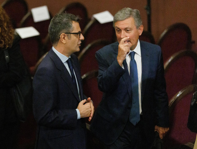 El ministro de la Presidencia, Relaciones con las Cortes y Memoria Democrática en funciones, Félix Bolaños (i) y el presidente de Paradores, Pedro Saura (d), durante un encuentro en el Ateneo de Madrid, a 4 de septiembre de 2023, en Madrid (España).
