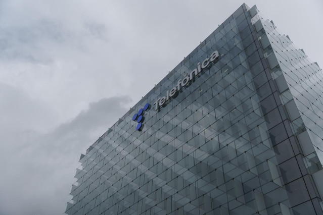 Archivo - Fachada de la sede de Telefónica