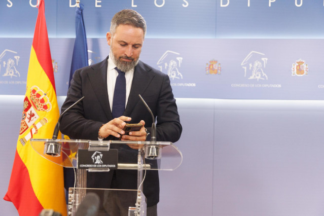 El líder de VOX, Santiago Abascal, durante una rueda de prensa en el Congreso