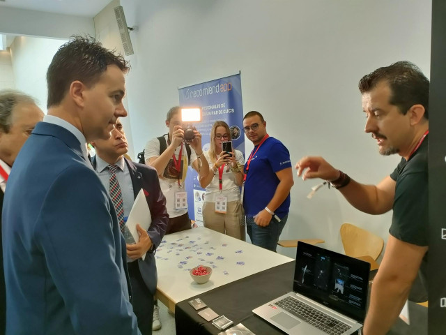 El ministro de Industria, Héctor Gómez (i), en 'Startup Olé' en Salamanca