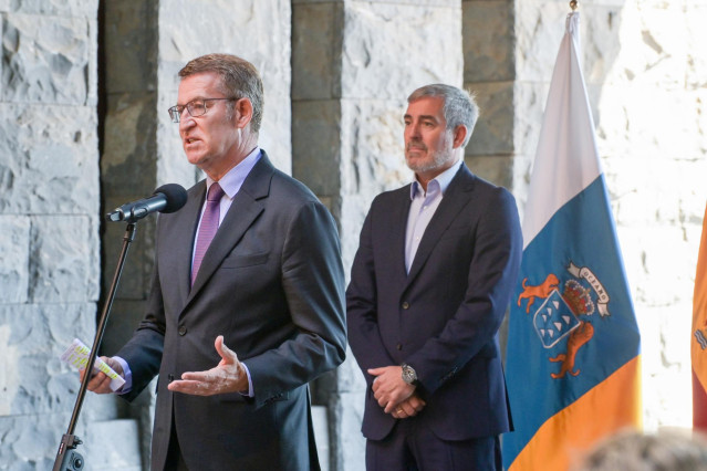 El presidente nacional del PP y candidato a la presidencia del Gobierno, Alberto Núñez Feijóo, durante una rueda de prensa tras su reunión con el presidente del Gobierno de Canarias y líder de Coalición Canaria (CC), en la sede de la Presidencia de Santa