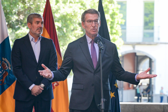 El presidente nacional del PP y candidato a la presidencia del Gobierno, Alberto Núñez Feijóo, durante una rueda de prensa tras su reunión con el presidente del Gobierno de Canarias y líder de Coalición Canaria (CC), en la sede de la Presidencia de Santa