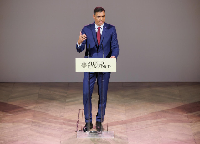 El presidente del Gobierno en funciones y secretario general del PSOE, Pedro Sánchez, interviene durante un encuentro en el Ateneo de Madrid, a 4 de septiembre de 2023, en Madrid (España).