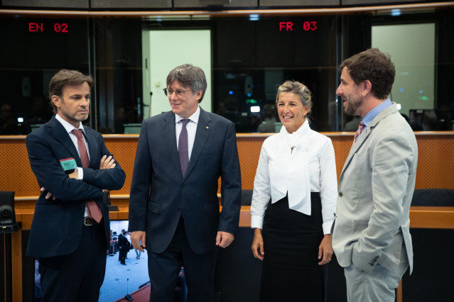 La vicepresidenta segunda del Gobierno y ministra de Trabajo en funciones, Yolanda Díaz (2d), el líder de Junts y eurodiputado, Carles Puigdemont (2i), el dirigente de En Comú Podem, Jaume Asens (1i) y el eurodiputado Antoni Comín (1d) durante un encuentr