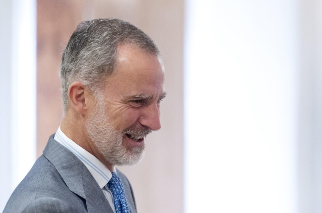 Archivo - El Rey Felipe VI recibe a los participantes de la XXVIII edición del programa 'Becas Europa' de la Universidad Francisco de Vitoria (UFV) en el Palacio de la Zarzuela, a 19 de julio de 2023, en Madrid (España). El Rey ha recibido en audiencia a