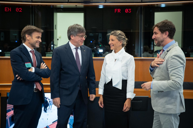 La vicepresidenta segunda del Gobierno y ministra de Trabajo en funciones, Yolanda Díaz (2d), el líder de Junts y eurodiputado, Carles Puigdemont (2i), el dirigente de En Comú Podem, Jaume Asens (1i) y el eurodiputado Antoni Comín (1d) durante un encuentr