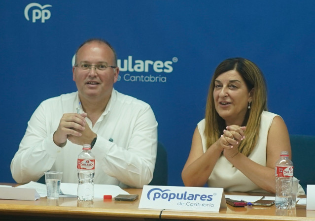 Archivo - 3l vicesecretario de organización Territorial del PP, Miguel Tellado, y la líder del PP de Cantabria, María José Sáenz de Buruaga, en foto de archivo