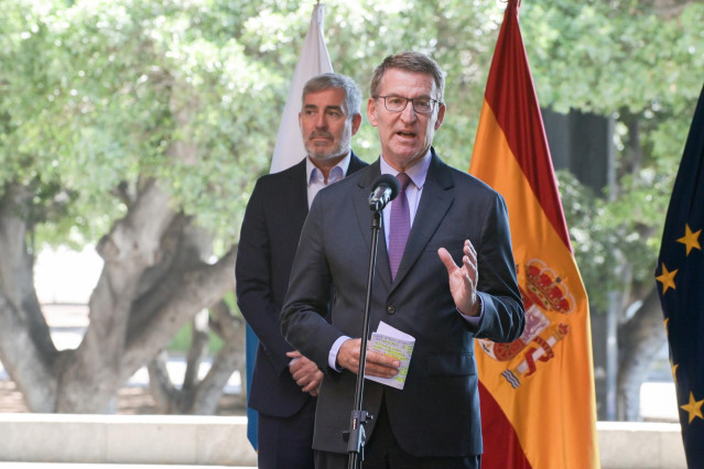 El presidente nacional del PP y candidato a la presidencia del Gobierno, Alberto Núñez Feijóo, durante una rueda de prensa tras su reunión con el presidente del Gobierno de Canarias y líder de Coalición Canaria (CC), en la sede de la Presidencia de Santa