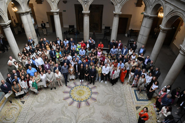 Foto de familia del ministro de Asuntos Exteriores, Unión Europea y Cooperación en funciones, José Manuel Albares, junto al personal del Equipo de Emergencias START que fue a Turquía, en el Palacio de Santa Cruz