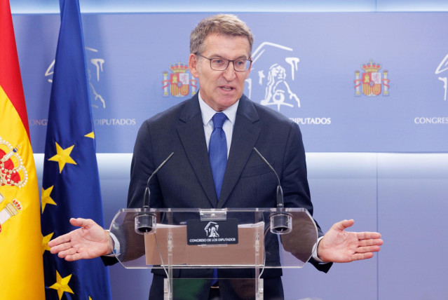 El presidente del PP, Alberto Núñez Feijóo, durante una rueda de prensa, posterior a la reunión con su homólogo de VOX, en el Congreso de los Diputados, a 5 de septiembre de 2023, en Madrid (España).