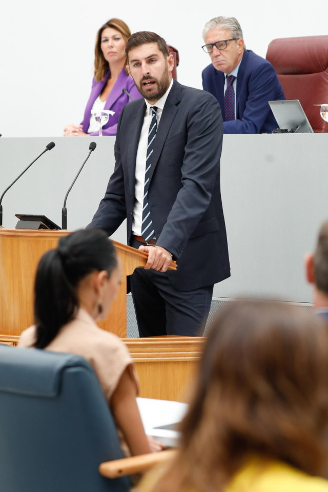 El presidente provincial y portavoz del Grupo Parlamentario VOX en la Asamblea, José Ángel Antelo, interviene en el marco del debate de investidura, que celebra este jueves su segunda y última sesión con el 'popular' Fernando López Miras como candidato