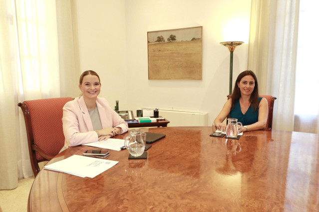 La presidenta el Govern, Marga Prohens, y la portavoz parlamentaria de Vox, Idoia Ribas, reunidas en el Consolat de Mar.