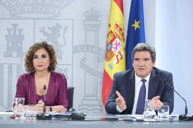 Archivo - La ministra de Hacienda y Función Pública en funciones, María Jesús Montero y el ministro de Inclusión, Seguridad Social y Migraciones en funciones,, José Luis Escrivá.