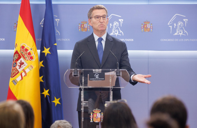 El presidente del PP, Alberto Núñez Feijóo, durante una rueda de prensa, posterior a la reunión con su homólogo de VOX, en el Congreso de los Diputados, a 5 de septiembre de 2023, en Madrid (España).