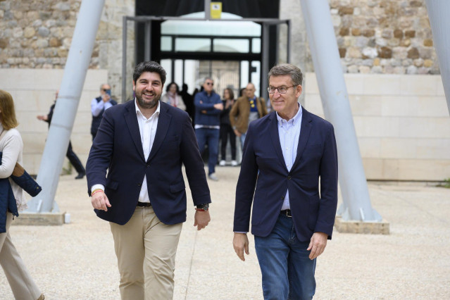 Archivo - El presidente del Partido Popular, Alberto Núñez Feijóo (d), y el presidente de la Región de Murcia, Fernando López Miras (i), a su llegada a un acto de su partido en el patio del antiguo CIM, en la Facultad de Ciencias de la Empresa de la Unive