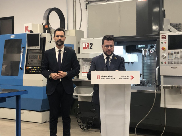 El presidente de la Generalitat, Pere Aragonès, junto al conseller de Empresa y Trabajo, Roger Torrent, en una rueda de prensa
