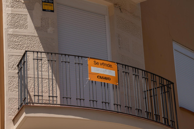 Archivo - Cartel de 'Se Vende' en un balcón de una vivienda, a 17 de mayo de 2023, en Barcelona, Cataluña (España).