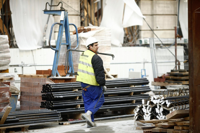 Archivo - Un trabajador de la construcción