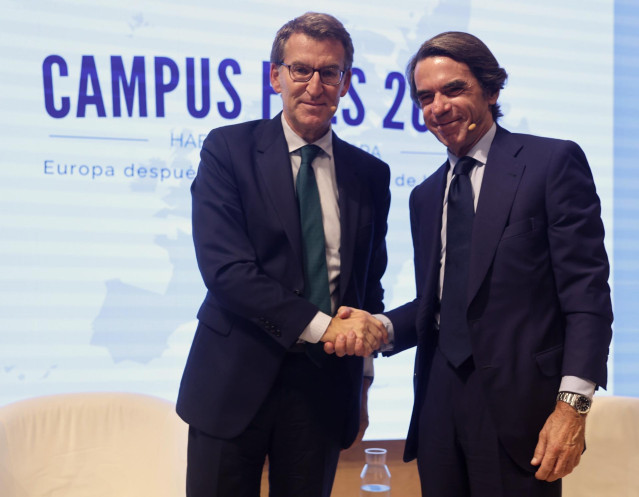 Archivo - El presidente del Partido Popular, Alberto Núñez Feijóo y el expresidente del Gobierno y presidente de la Fundación FAES, José María Aznar, se despiden tras la clausura del Campus FAES 2022, en el Espacio Bertelsmann, a 23 de septiembre de 2022,