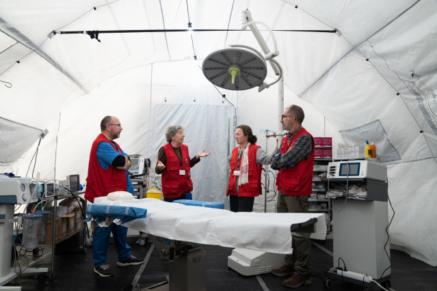 Archivo - Varios cooperantes en el quirófano del hospital de campaña de la Agencia Española de Cooperación Internacional para el Desarrollo, a 23 de febrero de 2023, en Iskenderun, Turquía (España)