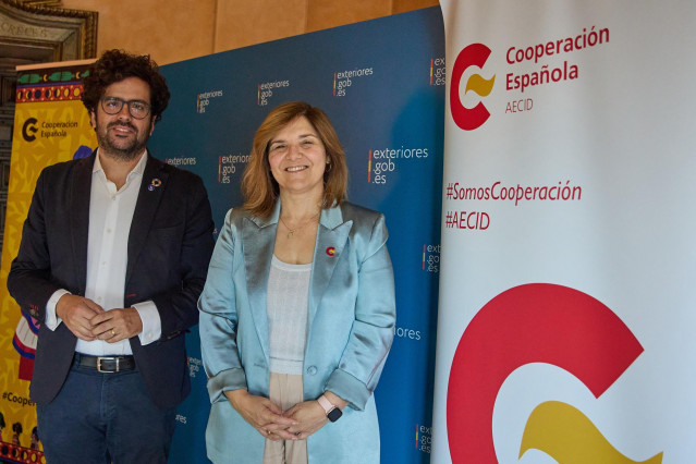 El director de la AECID en funciones, Antón Leis  y la secretaria de Estado de Cooperación Internacional, en funciones, Pilar Cancela, durante la durante la presentación de las cifras de cooperantes en el exterior
