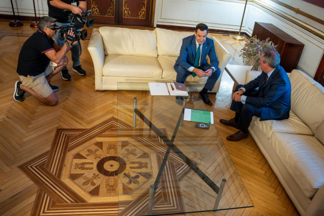 El presidente de la Junta de Andalucía, Juanma Moreno (i), con el el secretario general del PSOE-A, Juan Espadas (d), en la ronda de reuniones con los portavoces de los grupos políticos del Parlamento, a  08 de septiembre del  en Sevilla (Andalucía, Españ