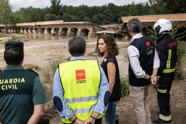 La presidenta de la Comunidad de Madrid, Isabel Díaz Ayuso durante una visita al municipio de Aldea del Fresno, uno de los más afectados por la depresión aislada en niveles altos (DANA), a 4 de septiembre de 2023, en Aldea del Fresno