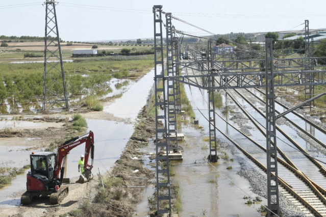 Técnicos de Adif trabajan para restablecer la circulación en líneas afectadas por los efectos de la DANA