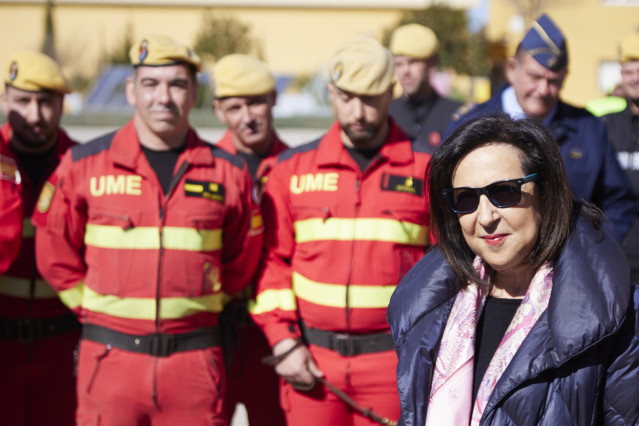 Archivo - La ministra de Defensa, Margarita Robles, durante la visita al Segundo Batallón de Intervención en Emergencias (BIEM II) en la Base Militar de Morón de la Frontera, a 27 de febrero de 2023 en Sevilla (Andalucía, España).