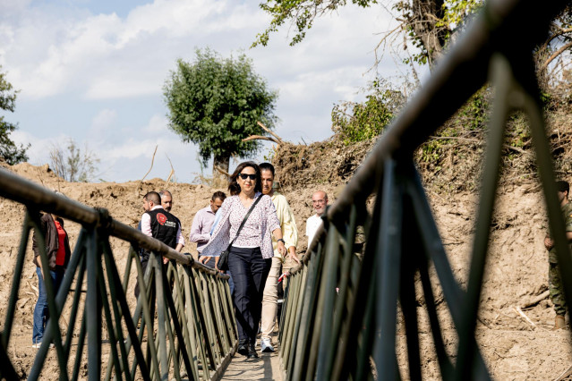 La ministra de Defensa en funciones, Margarita Robles, visita las unidades de la UME y de la Brigada Paracaidista desplegadas en las zonas afectadas por la DANA, a 10 de septiembre de 2023, en Aldea del Fresno, Madrid (España). La UME removió hasta 600 to