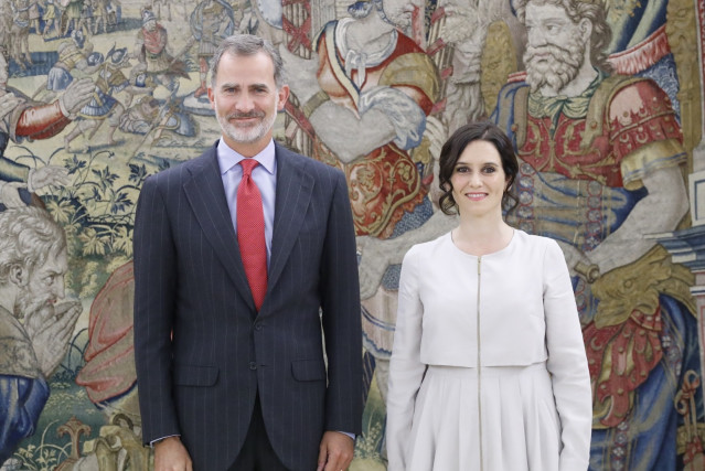 Archivo - La presidenta de la Comunidad de Madrid, Isabel Díaz Ayuso, traslada al Rey Felipe VI. Archivo.