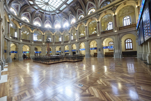 Varios paneles del Ibex 35 en el Palacio de la Bolsa, en Madrid (España).