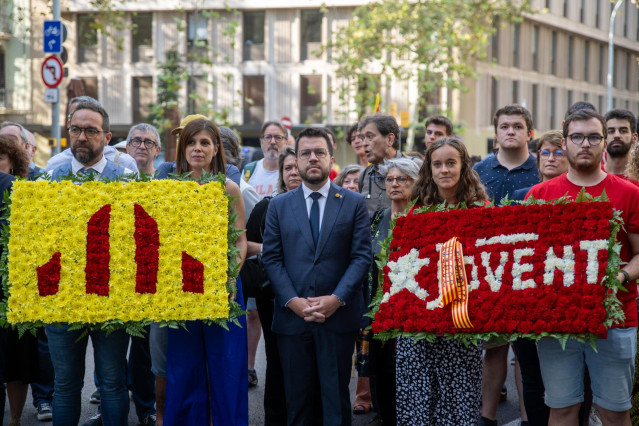 El presidente de la Generalitat, Pere Aragonès (c), durante la tradicional ofrenda floral ante el monumento de Rafael Casanova con motivo de la Diada, Día de Catalunya, a 11 de septiembre de 2023, en Barcelona, Catalunya (España). Hoy Cataluña celebra su