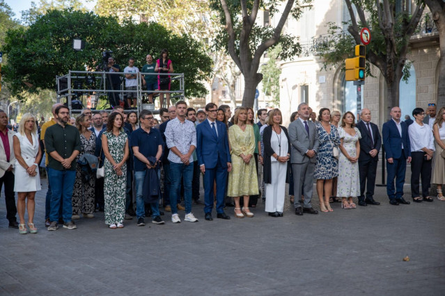 Ofrenda del PSC al monumento de Rafael Casanovas, encabezada por el líder del partido, Salvador Illa
