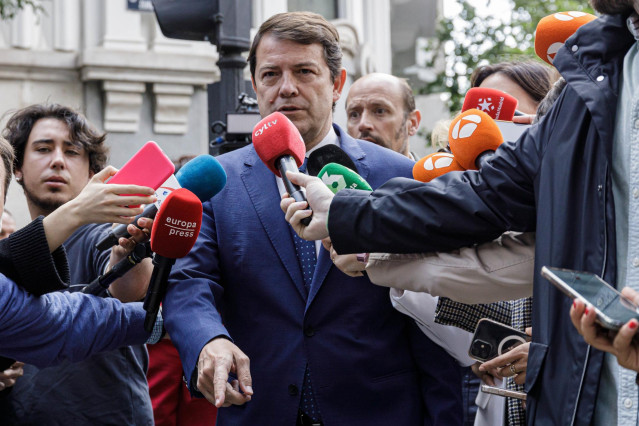 Archivo - El presidente de la Junta de Castilla y León, Alfonso Fernández Mañueco, atiende a medios a su llegada a la Junta Directiva del PP, en la sede de Génova, a 30 de mayo de 2023, en Madrid (España). Durante la Junta Directiva, Feijóo ha llamado a n