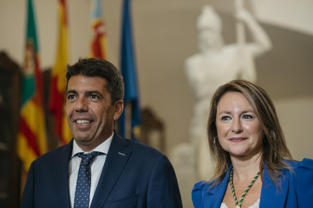 El president de la Generalitat, Carlos Mazón y la alcaldesa de Castellón, Begoña Carrasco, a su llegada al Pleno del Consell, en el Ayuntamiento de Castellón, a 5 de septiembre de 2023, en Castellón de la Plana, Comunidad Valenciana (España). Mazón ha pre