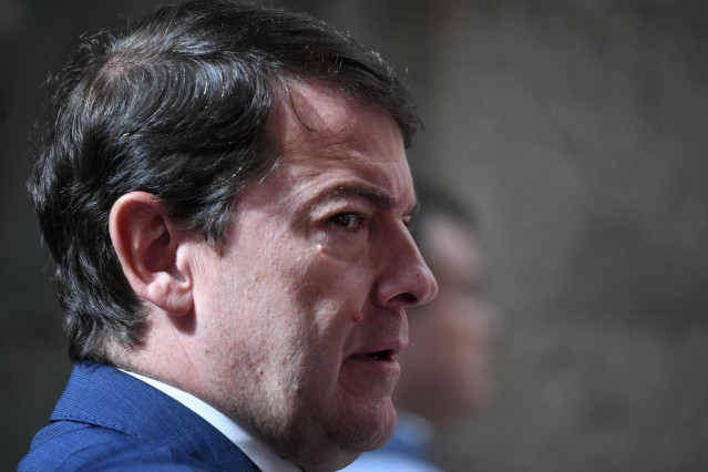 Archivo - El presidente de la Junta de Castilla y León, Alfonso Fernández Mañueco, durante el acto de toma de posesión de la presidenta de la Comunidad de Madrid, Isabel Díaz Ayuso, a 23 de junio de 2023, en Madrid (España).