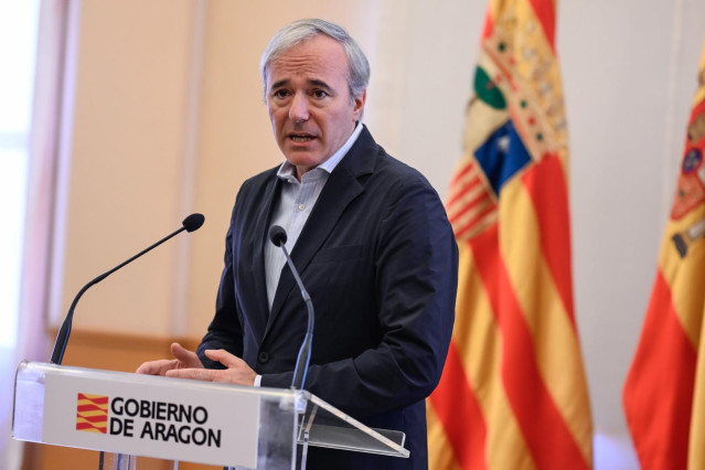 El presidente del Gobierno de Aragón, Jorge Azcón, interviene durante su recibimiento a la jugadora de la selección española de fútbol, Salma Paralluelo, en la sede del Gobierno de Aragón, a 1 de septiembre de 2023, en Zaragoza, Aragón (España). Salma Par