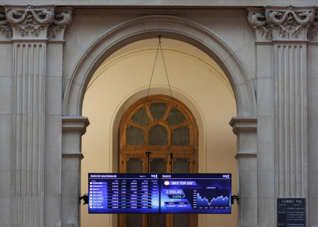 Archivo - Paneles del Ibex 35 en el Palacio de la Bolsa, a 18 de mayo de 2023, en Madrid (España).