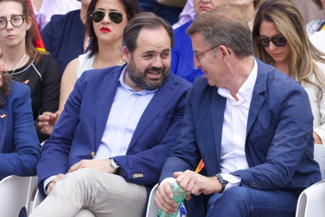 El presidente del PP en Castilla-La Mancha, Paco Núñez, y el presidente del PP, Alberto Núñez Feijóo