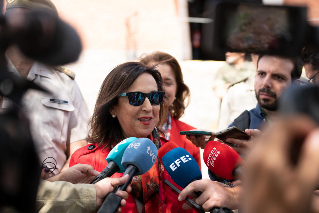 La ministra de Defensa, Margarita Robles ofrece declaraciones a los medios durante su visita al Centro de Formación de Tropa nº 1 (CEFOT-1), en el Campamento de Santa Ana, a 4 de septiembre de 2023, en Cáceres, Extremadura (España).