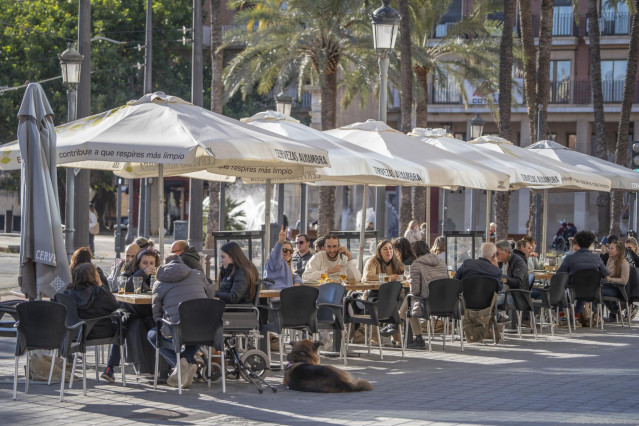 Archivo - Un grupo de personas en una terraza de la playa de la Malvarrosa el día más frío del año, a 21 de enero de 2023, en Valencia, Comunidad Valenciana (España). A partir de hoy, las temperaturas descienden por la llegada de una gélida masa de aire p